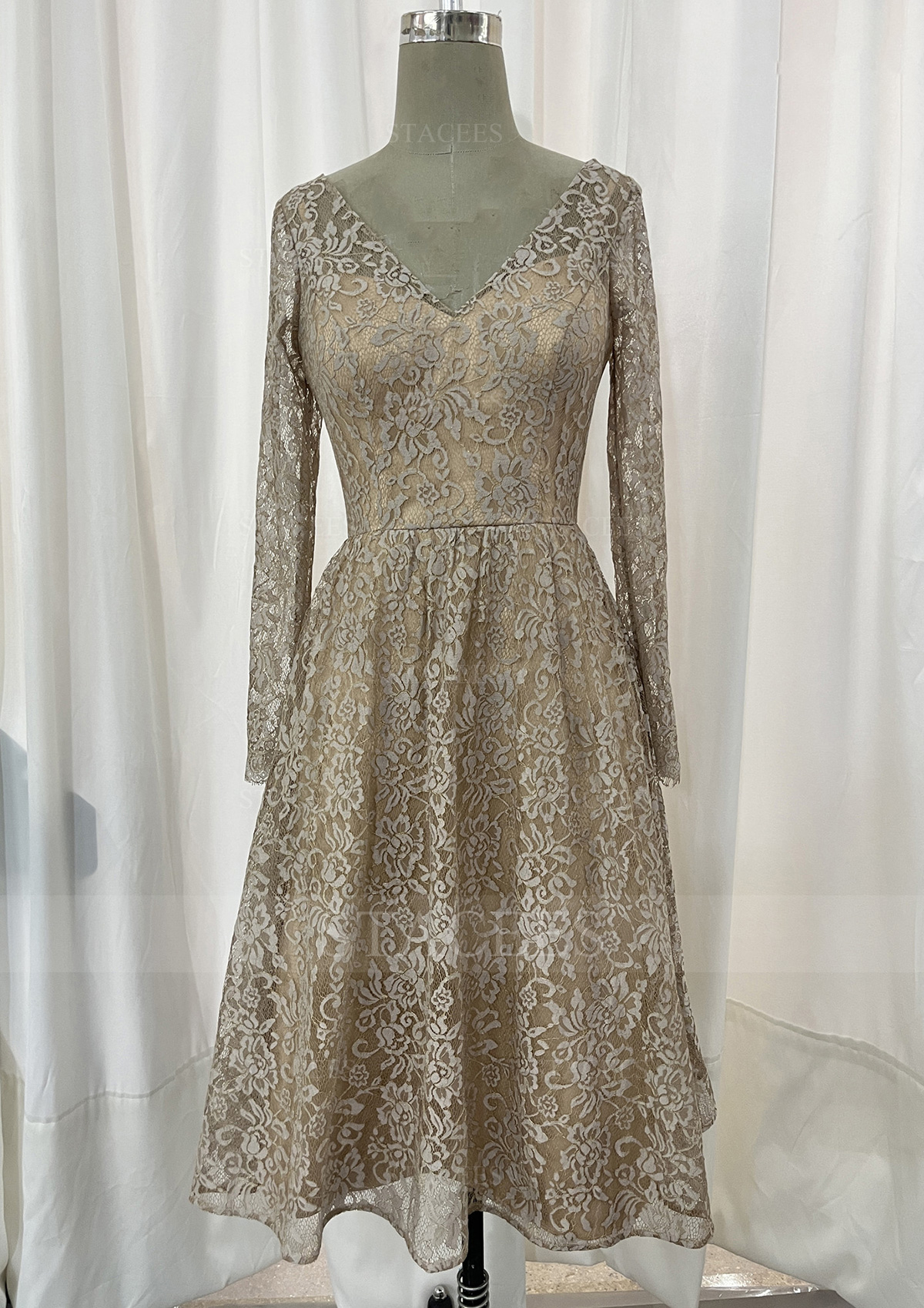 Robe trapeze col en v dentelle longueur mollet robe de mere de la mariee avec broderie