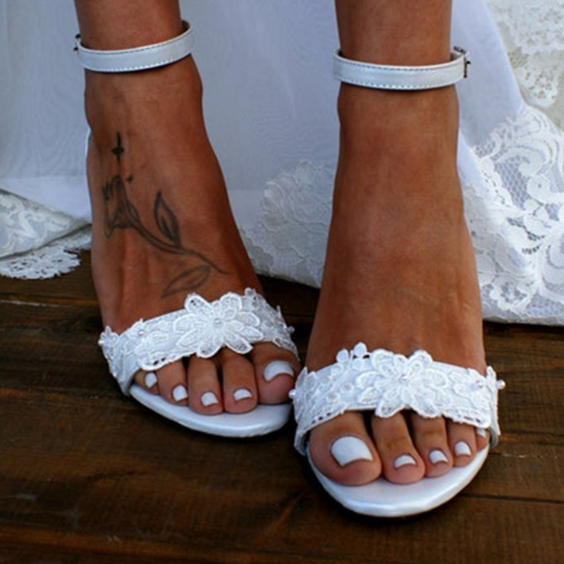 Blanco Punta abierta tacón ancho zapatos con applique - STACEES