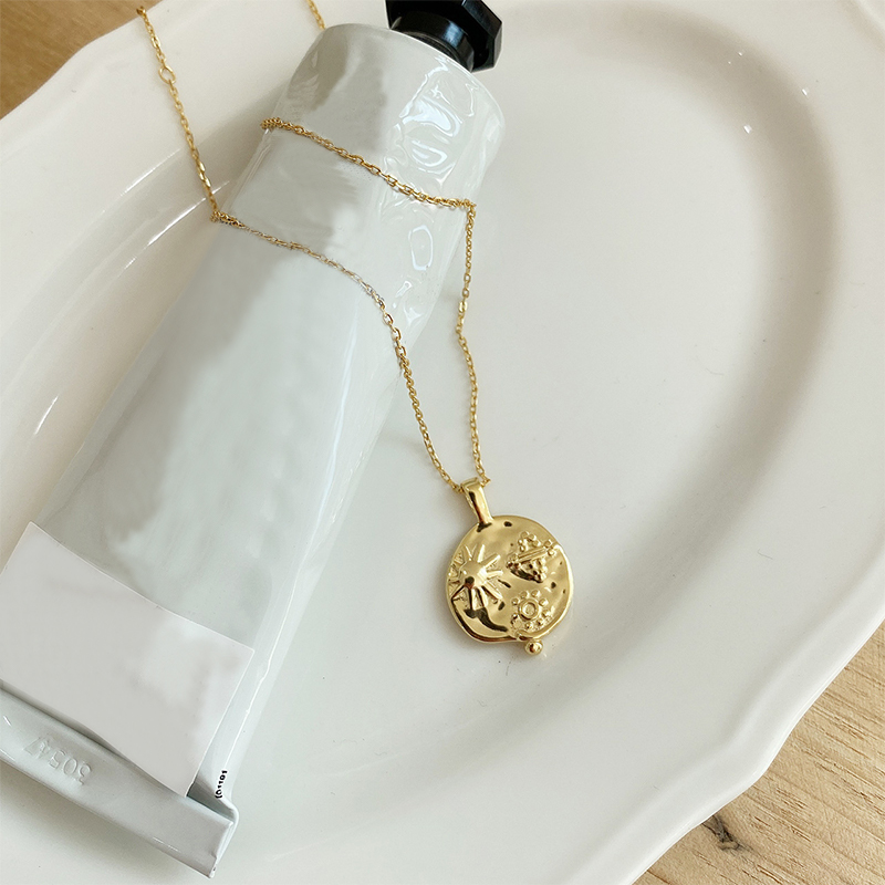 Elegante collar de plata para mujer