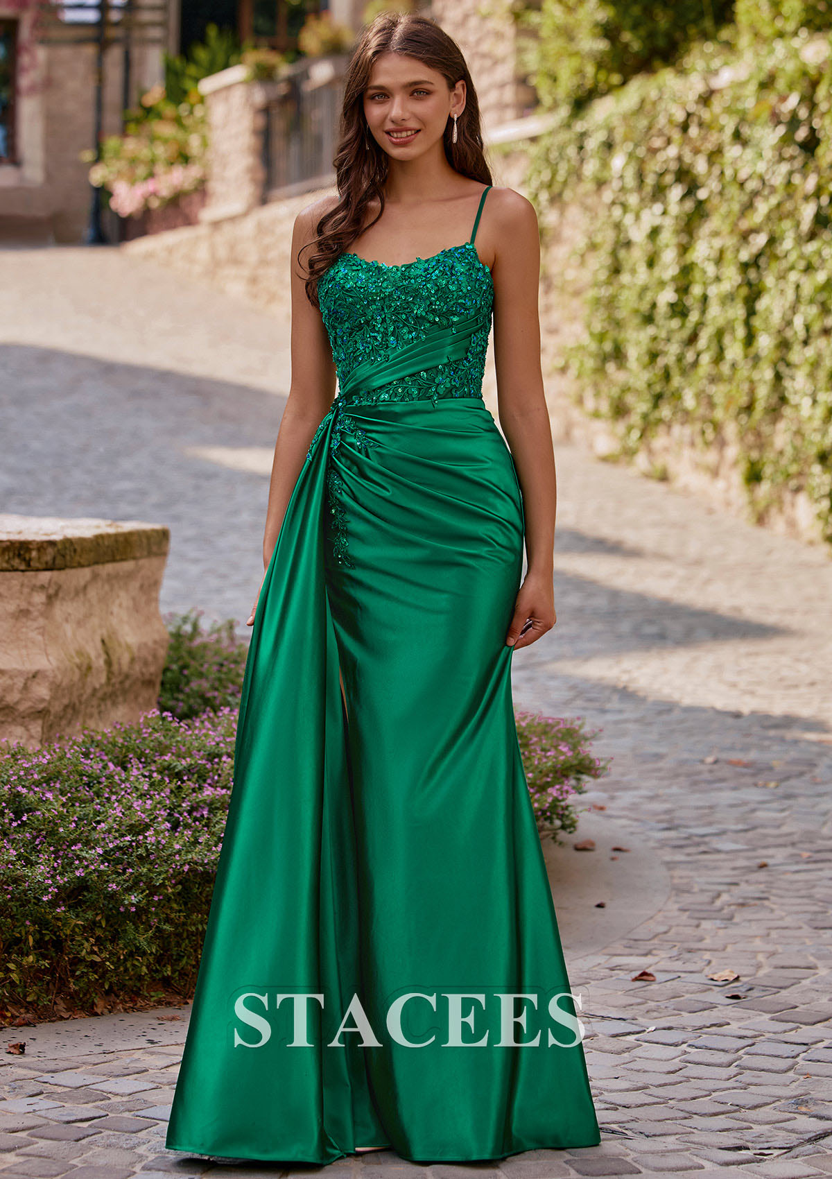 Émeraude Fourreau scoop soie comme du satin traîne balayage robe de bal avec paillettes drapé latéral - STACEES