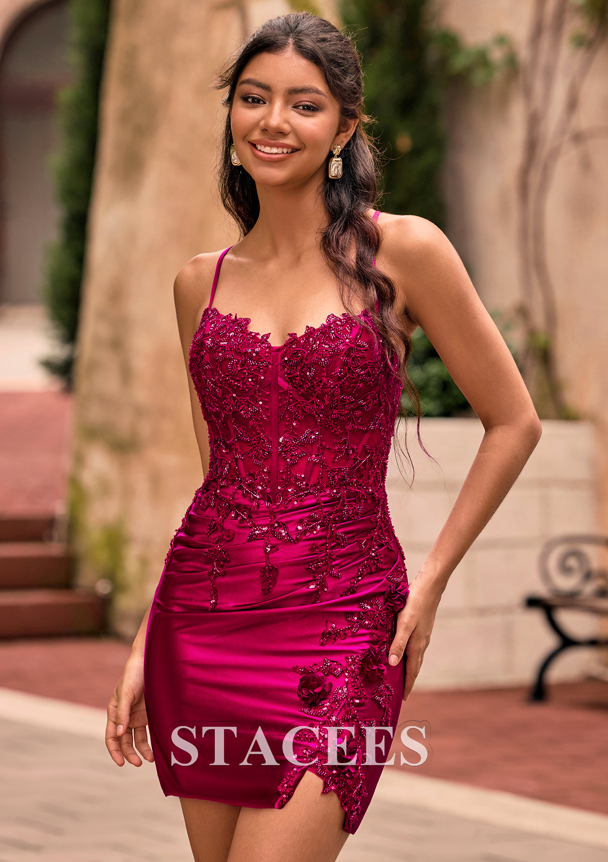 Bordeaux Fourreau col en v soie comme du satin courte/mini robe de fête de la rentrée avec fleurs paillettes - STACEES