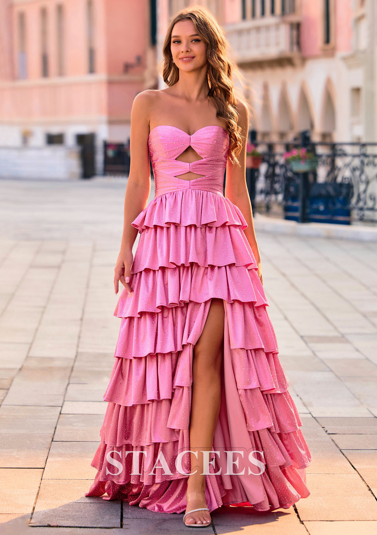 Rose Bonbon Trapèze cache coeur soie comme du satin longueur ras du sol robe de bal avec strass thermocollant trou de serrure - STACEES