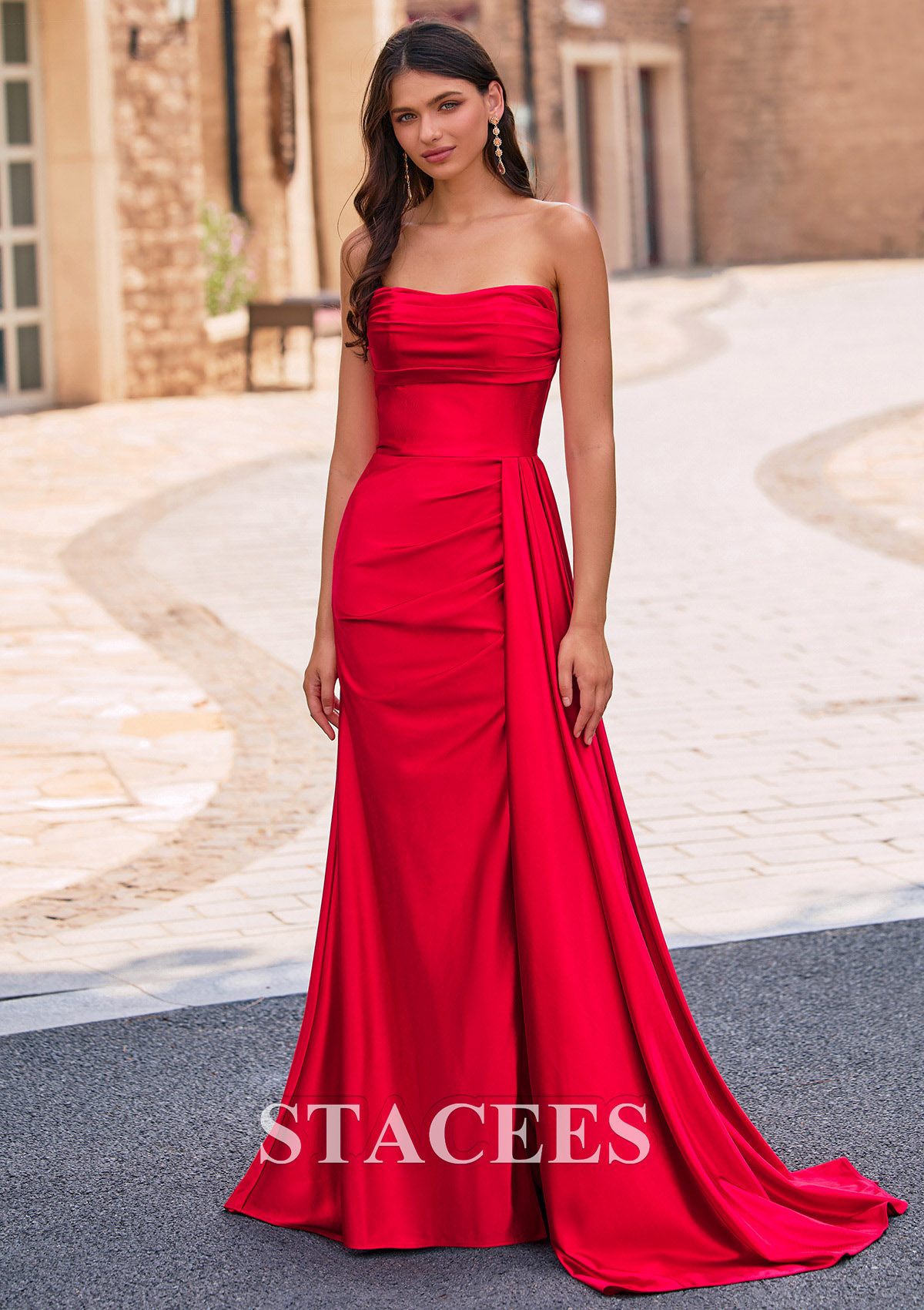 Rouge Fourreau carrée soie comme du satin traîne balayage robe de bal avec plissé drapé latéral - STACEES