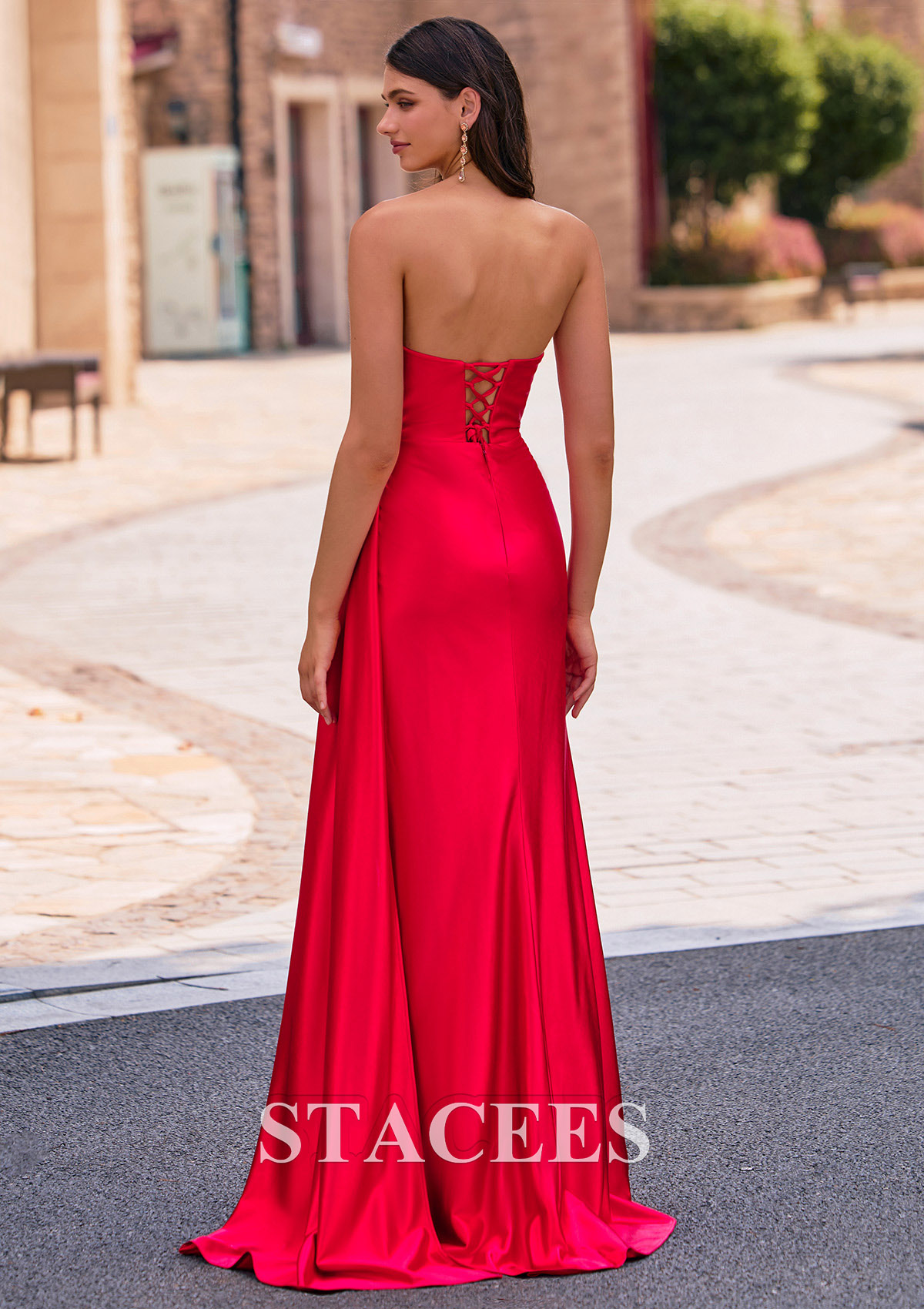 Rouge Fourreau carrée soie comme du satin traîne balayage robe de bal avec plissé drapé latéral - STACEES